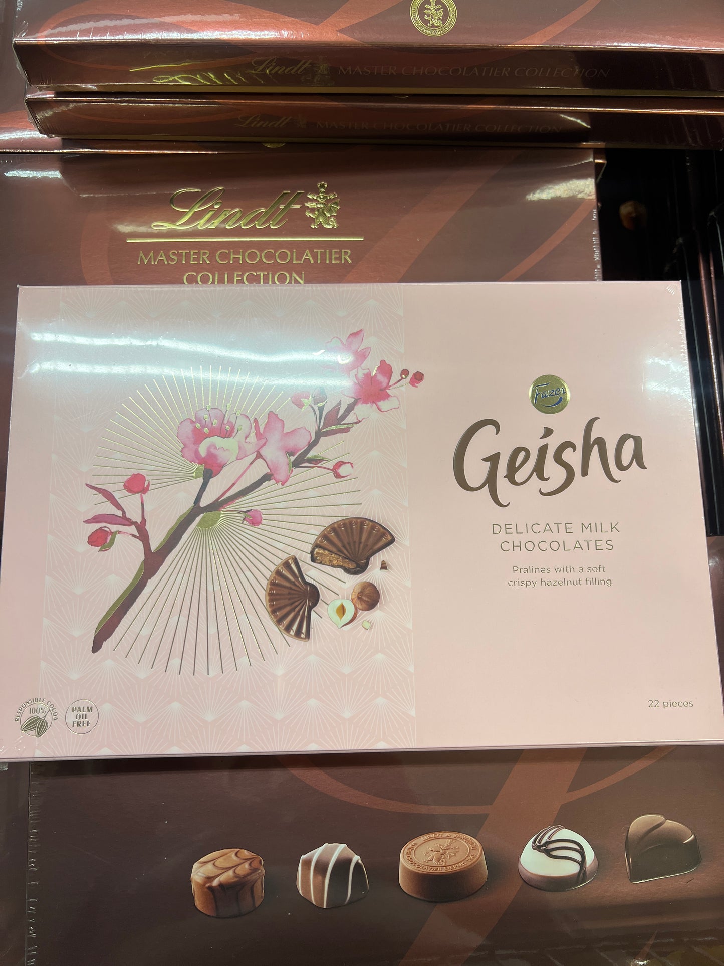 Fazer Geisha Milk Chocolate w/ soft Hazelnut filling Plate 185g